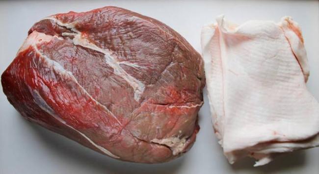 Ингредиенты для приготовления сыровяленой колбасы Говядина и сало для колбасы