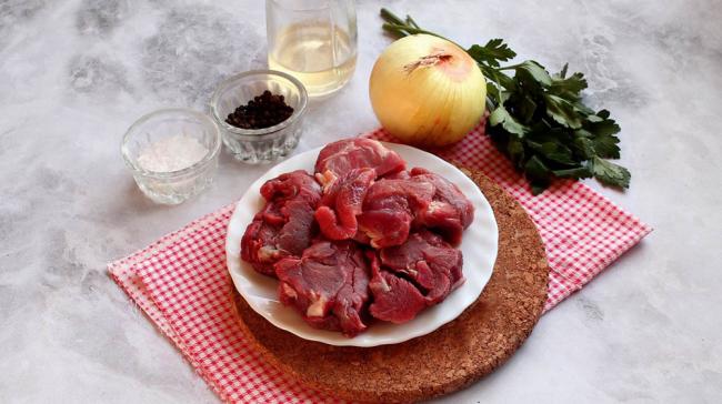 Ингредиенты для приготовления тутырмы из говядины с рисом Говядина, лук, специи