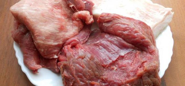 Ингредиенты для приготовления украинской колбасы Говядина, свинина и сало