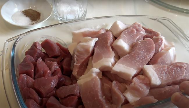 Ингредиенты для приготовления докторской колбасы по ГОСТу Говядина, свинина, нитритная соль, специи