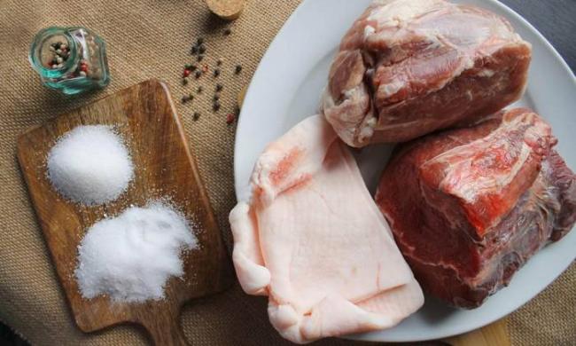 Ингредиенты для приготовления брауншвейгской колбасы Говядина, свинина, шпик и специи