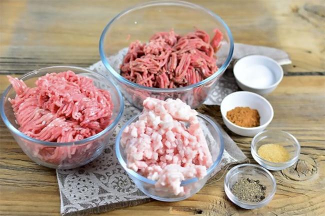 Ингредиенты для приготовления любительской колбасы Говядина, свинина, шпик, молоко, специи