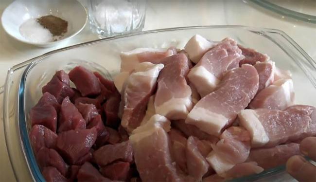 Ингредиенты для приготовления докторской колбасы Говядина, свинина, соль и специи