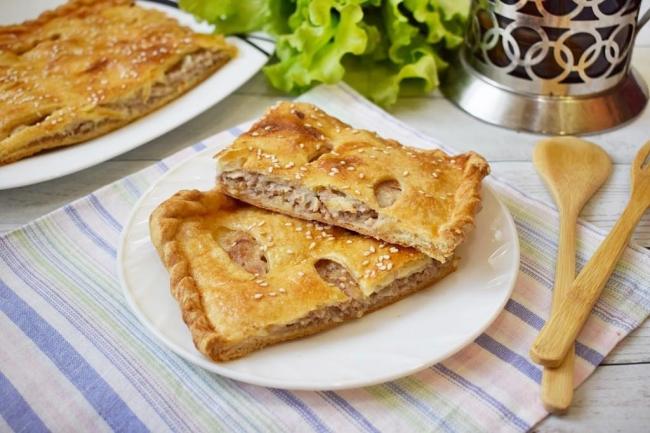 Пирог из слоеного теста с начинкой в духовке рецепт с пошаговыми фото - 1000.menu