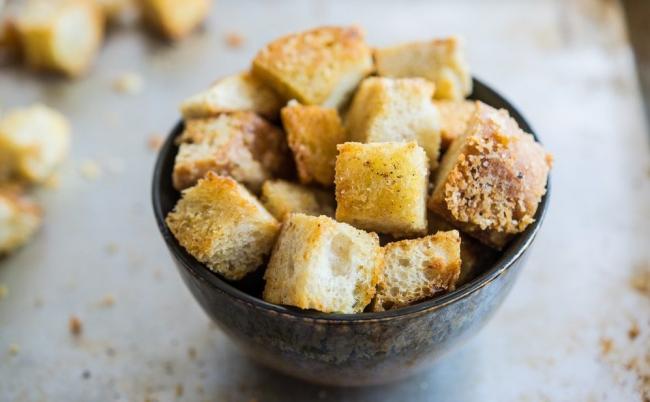 Гренки для салата с копчёной курицей и фасолью Гренки для салата с фасолью