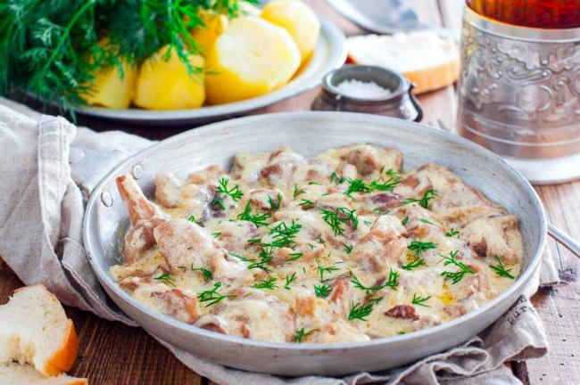 Грибы со сметанным соусом на сковороде рецепт с пошаговыми фото и видео - 1000.menu
