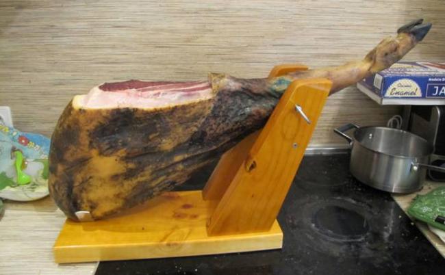 Хранение хамона на специальной подставке Хамон и хранение