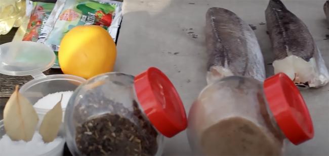 Ингредиенты для приготовления хека в томате на углях Хек, паста, специи, масло