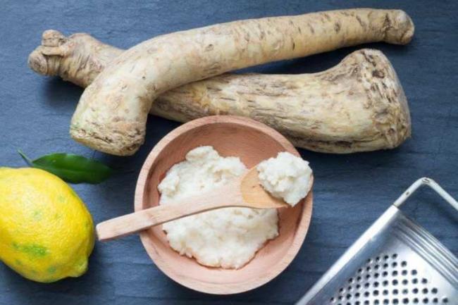 Подготовка ингредиентов к маринаду с хреном и сливочным сыром Продукты для маринада из хрена и сливочного сыра