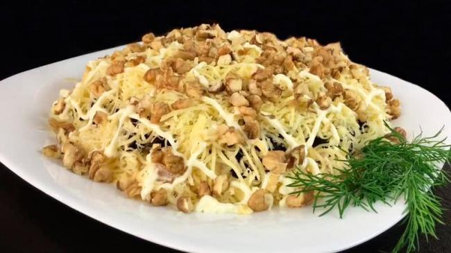 салат с грибами и сливами