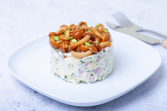 Маринованные опята - пикантная закуска на столе