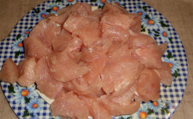 Нарезанная на средние куски индейка Индейка для мультиварки