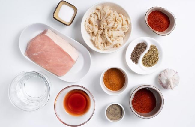 Ингредиенты для приготовления мексиканской версии чоризо Ингредиенты для чоризо по-мексикански