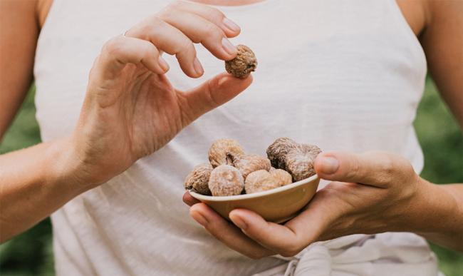 Употребление сушёного инжира Инжир в руке