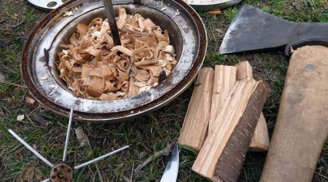 Заготовка щепы для копчения при помощи топора  Изготовление щепы для копчения