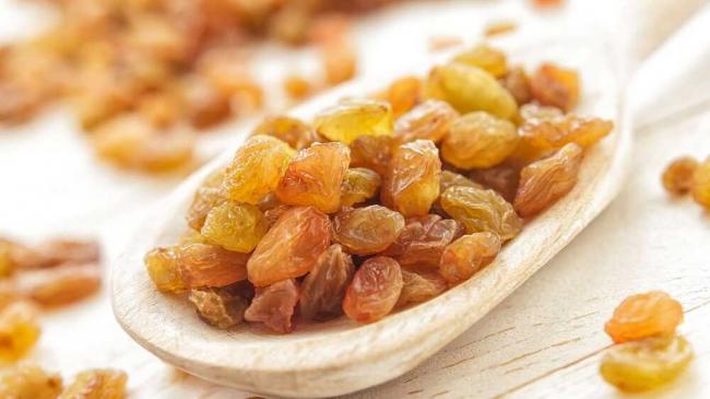 Сушеный виноград Изюм в деревянной ложке