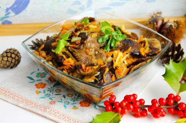 Жареные буковые грибы с луком рецепт с пошаговыми фотографиями - 1000.menu