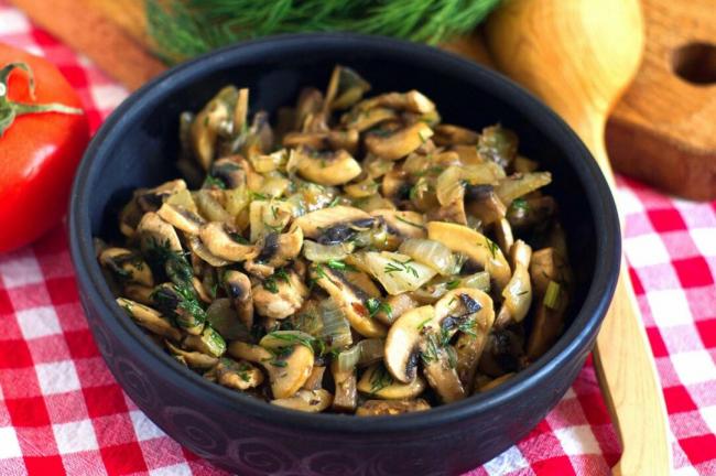 Рецепт приготовления жареных грибов с луком с пошаговыми фото и видео - 1000.menu