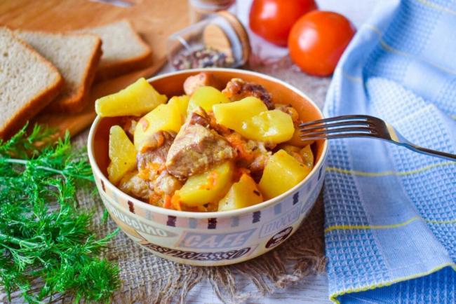 Свиная вырезка, запеченная с картофелем на сковороде с фото пошаговый рецепт - 1000.menu