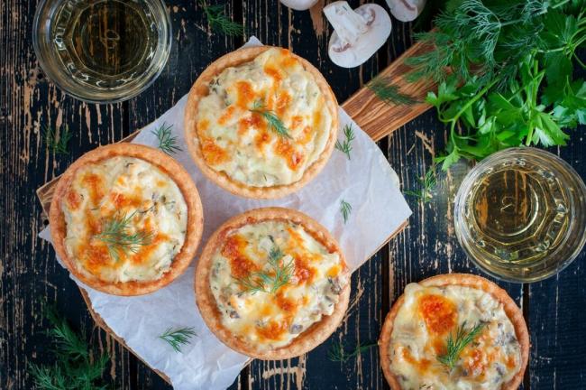 Жульен с курицей и грибами в тарталетках пошаговый рецепт с фото и видео - 1000.menu