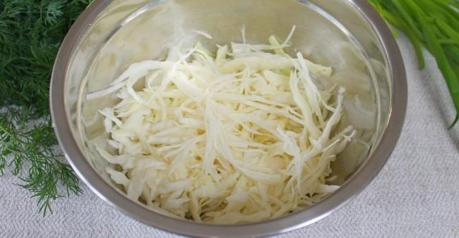 Нашинкованная капуста для салата с колбасой и перцем Капуста для салата с колбасой и перцем