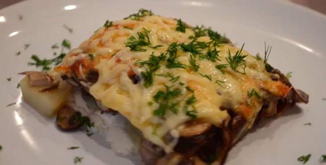 Запеченная картошка в духовке с грибами и сыром