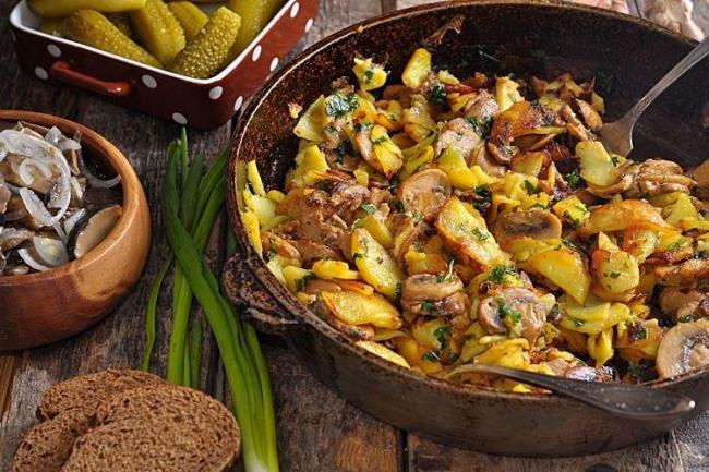 Жареный картофель с грибами - 10 простых и вкусных рецептов (шаг за шагом)