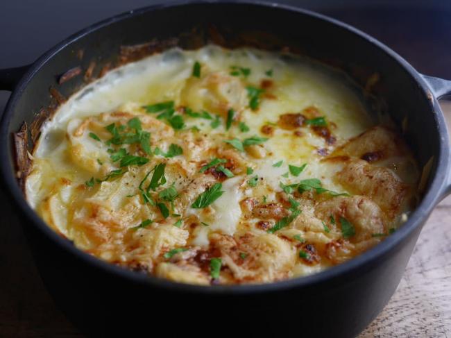 Картофель в сливках с сыром и грибами