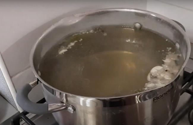 Кастрюля с рассолом На плите кастрюля с рассолом