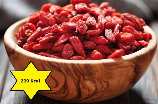 Калорийность вяленого кизила Кизил в деревянной миске