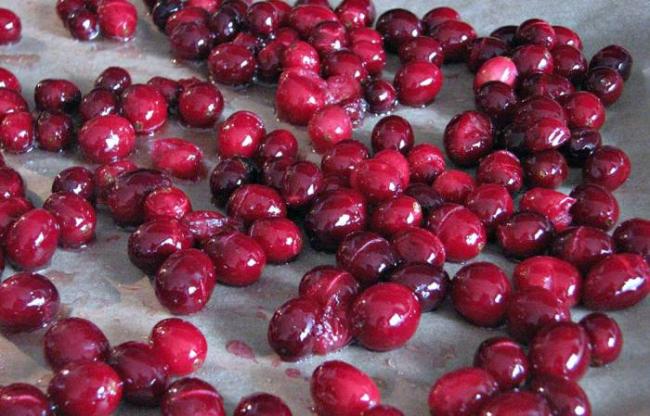 Выкладывание клюквы на пергамент Клюква на пергаменте
