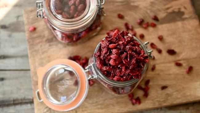 Хранение сушёной клюквы в стеклянной банке Клюква в банке