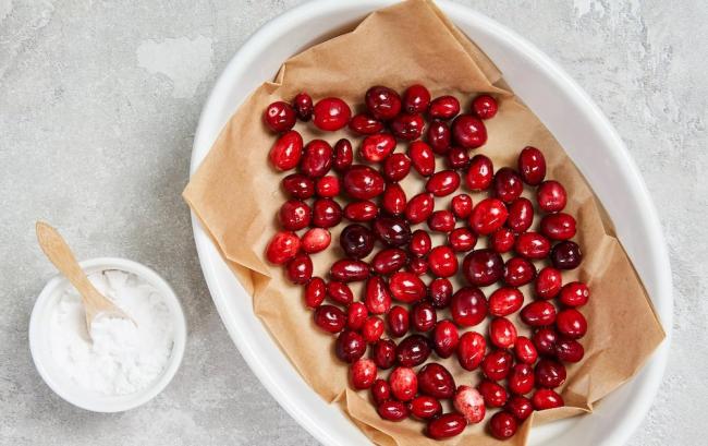 Вяление клюквы в микроволновке Клюква в тарелке