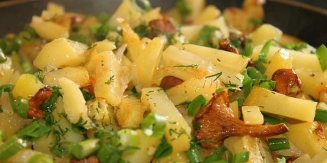 Жареный новый картофель с травами и грибами