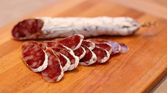 Нарезание колбасы фуэт Колбаса фуэт кусочками