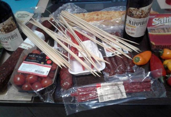 Ингредиенты для приготовления букета из колбасы и овощей Колбаса и овощи для букета