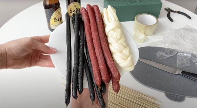 Ингредиенты и материалы для приготовления букета из колбасы и пива в корзинке Колбаса, пиво, сыр