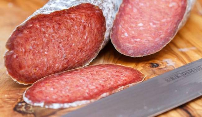 Употребление колбасы фуэт с оболочкой Колбаса в белой оболочке