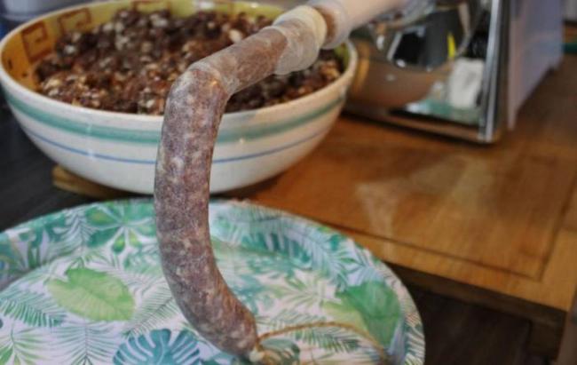 Наполнение натуральной оболочки фаршем Колбаса в оболочке