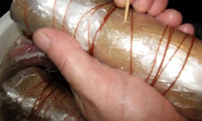 Отваривание свино-говяжьей колбасы Колбаса в свиной шкурке