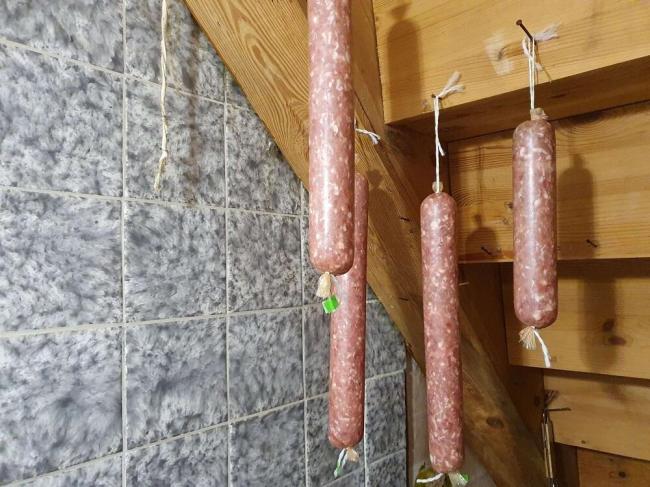 Вяление колбасы дома Колбаса висит на веревке