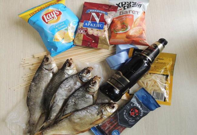 Ингредиенты для приготовления букета «Микс закусок» Колбаски, рыба, сухарики, орешки, пиво