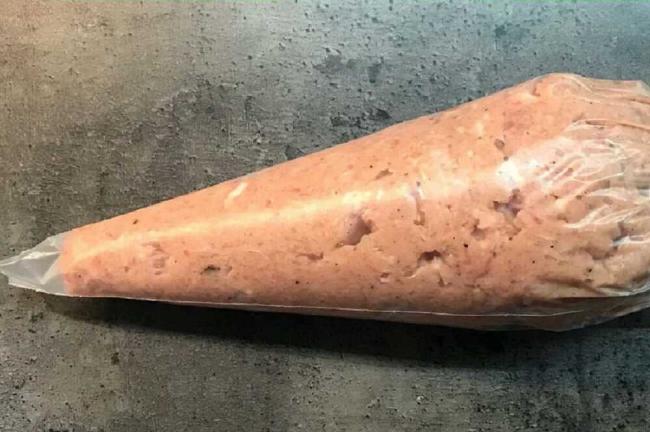 Куриный фарш в кондитерском мешке Кондитерский мешок с куриным фаршем