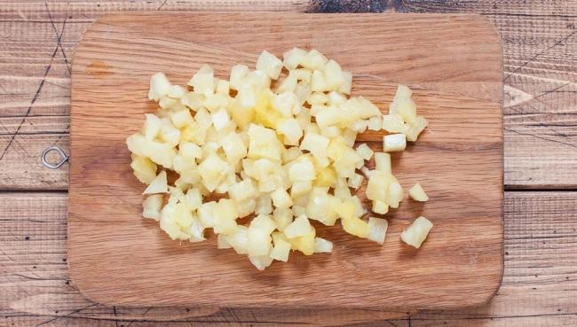 Нарезанный кубиками консервированный ананас  Консервированный ананас кубиками