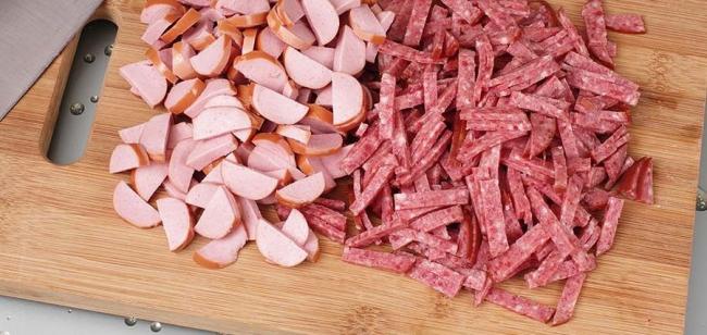 Нарезанные сосиски и копчёная колбаса для солянки Копчёная колбаса с сосисками