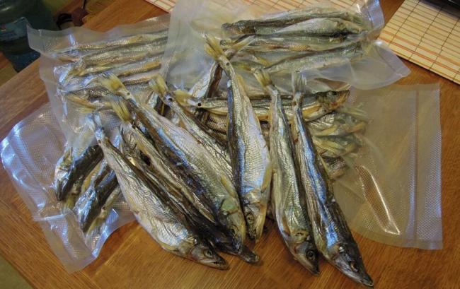 Расфасовка сушеной рыбы по пакетам Корюшка в вакуумных пакетах