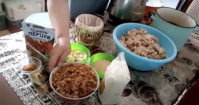 Ингредиенты для приготовления кровяной колбасы с манкой Кровь, манка, сало, чеснок, специи