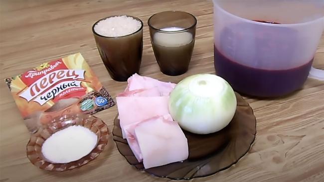 Ингредиенты для приготовления кровяной колбасы с рисом Кровь, рис, сало, лук, специи