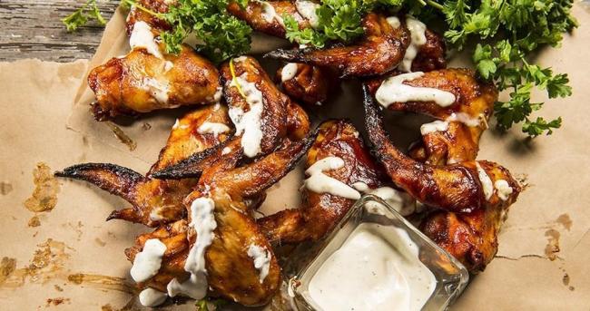 Копчёные куриные крылышки с зеленью и соусом Крылышки с соусом