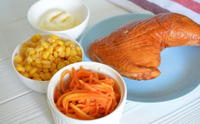 Ингредиенты для салата с копчёной курицей, кукурузой и корейской морковью Кукуруза, курица и корейская морковь